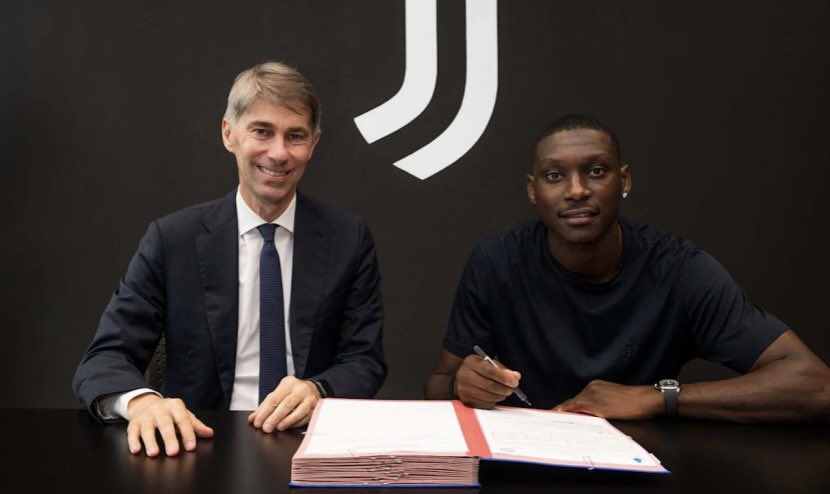 juvefcdotcom's tweet photo. 🚨 OFFICIAL: Randal Kolo Muani signs for Juventus. The Bianconeri will pay PSG €38m spread over four financial years, with the addition of ancillary costs of €3.2m and bonuses up to a maximum of €12m upon the achievement of further performance objectives.

Kolo Muani has signed a contract until the 30 June 2031. ✅✍️ 

Welcome back, Randal! 👋