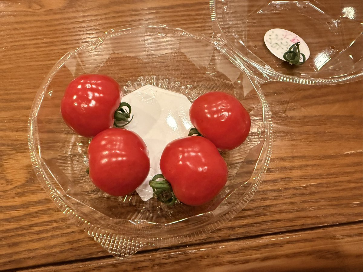 Yochitter_twit's tweet photo. いやでもな。つがるのその辺でカジュアルに売っているトマトが普通に東京の高級スーパーのフルーツトマトを超えてくるんよ。 https://t.co/3j1J9P4cfu