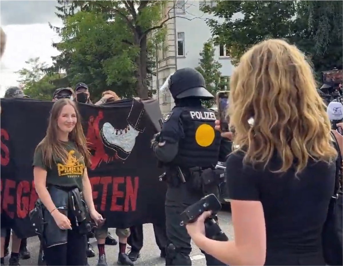 DerNorb's tweet photo. #Schwerin #SN0108 best of #Arier 
Beschützt ausgerechnet von von der Frauen-Schlägertruppe #BFE dürfen #Nazis Selfies vor Demokratenmachen.
Was für eine widerliche Truppe.
Hallo Herr #Pegel, noch #Antifaschist oder schon das Grundgesetz vergessen? https://t.co/afwdR5Bip6