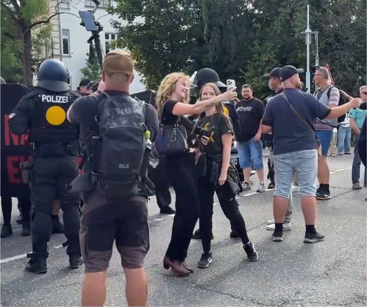 DerNorb's tweet photo. #Schwerin #SN0108 best of #Arier 
Beschützt ausgerechnet von von der Frauen-Schlägertruppe #BFE dürfen #Nazis Selfies vor Demokratenmachen.
Was für eine widerliche Truppe.
Hallo Herr #Pegel, noch #Antifaschist oder schon das Grundgesetz vergessen? https://t.co/afwdR5Bip6