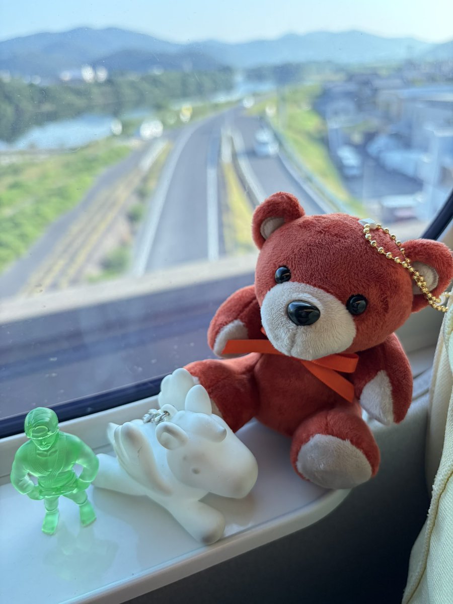 hi9Snow's tweet photo. 新幹線乗って、いざ東京へ🚄
師範もお供に🤭 https://t.co/McHW6QvPDH