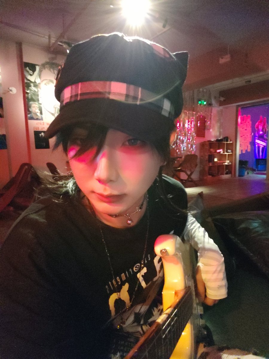 freemanyahoho's tweet photo. 魔爪劲太大没睡着
卤肉饭好吃
好久没摸电吉他了
今天弹了个爽
寝ない! https://t.co/CictEANwQv