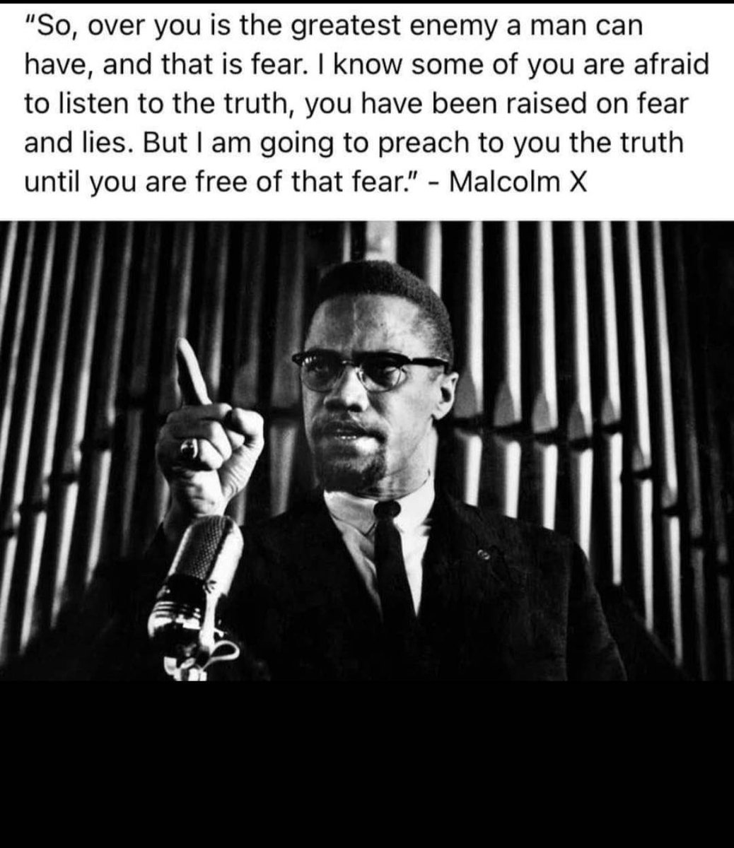 BlkHistStudies's tweet photo. Malcolm X's believed that fear held people from achieving their full potential and challenging the systems of oppression they faced. He encouraged people to overcome their fears and confront injustice with courage and determination. 
❤️💚🖤✊🏾 #nofear #malcolmx https://t.co/9y0W5xgiP8