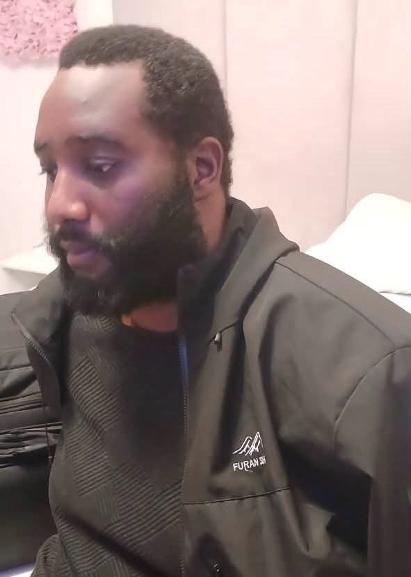 OlivierDomyBey1's tweet photo. 🚨Beni Mukena Muepu, principal suspect dans l’affaire du meurtre de Vally Amissi a été arrêté ce dimanche à Brazzaville 

Son transfèrement vers la République démocratique du Congo Sera fait au début de la semaine. https://t.co/LaxSinA9Ta