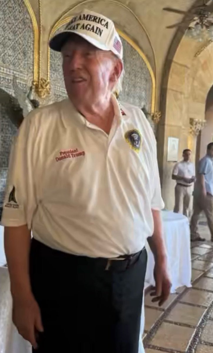 krassenstein's tweet photo. How did anyone vote for this guy? https://t.co/2XWQa2QcIE