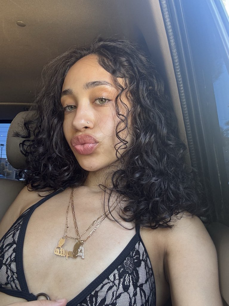 TheStreetsXXX's tweet photo. These face cards or elite. Are they cousins ?? @heyylupee @luhhangie. Retweet for a chance to win 100$ https://t.co/uQAfljg2O3