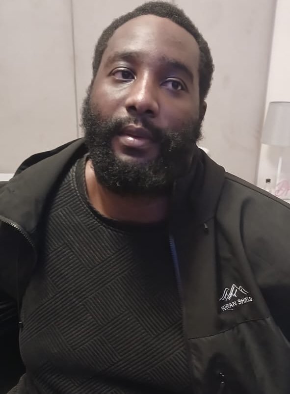 YvesBuya1's tweet photo. La justice du Congo Brazzaville a rendu publiques les identités et les premières images de Mukena Muepu Beni, le suspect principal dans l’assassinat de Vally Amisi la nuit du 8 au 9 avril dans un hôtel à Kinshasa. L’individu a été transféré ce même dimanche à Kinshasa grâce à un convoi spécial. Le ministre de la justice a salué la coopération judiciaire du Congo voisin.