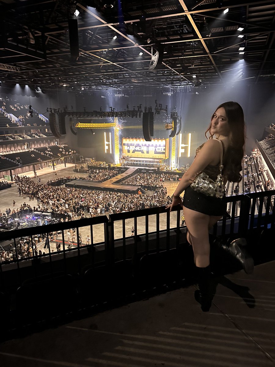 tehejennytehe's tweet photo. @swiftschild13 HIII IM JENNY , (from uk so a bit far) MY FAV SONG IS NOSTALGIA !!!!! LIKE MY FAV SONG EVER ! I ONLY WENT TO MPT AS I COULDNT FIGURE OUT TICKETMASTER WHEN I WAS YOUNGER ! only crowd to hear signs live !!!!!!!! https://t.co/mr7uSpAGmL