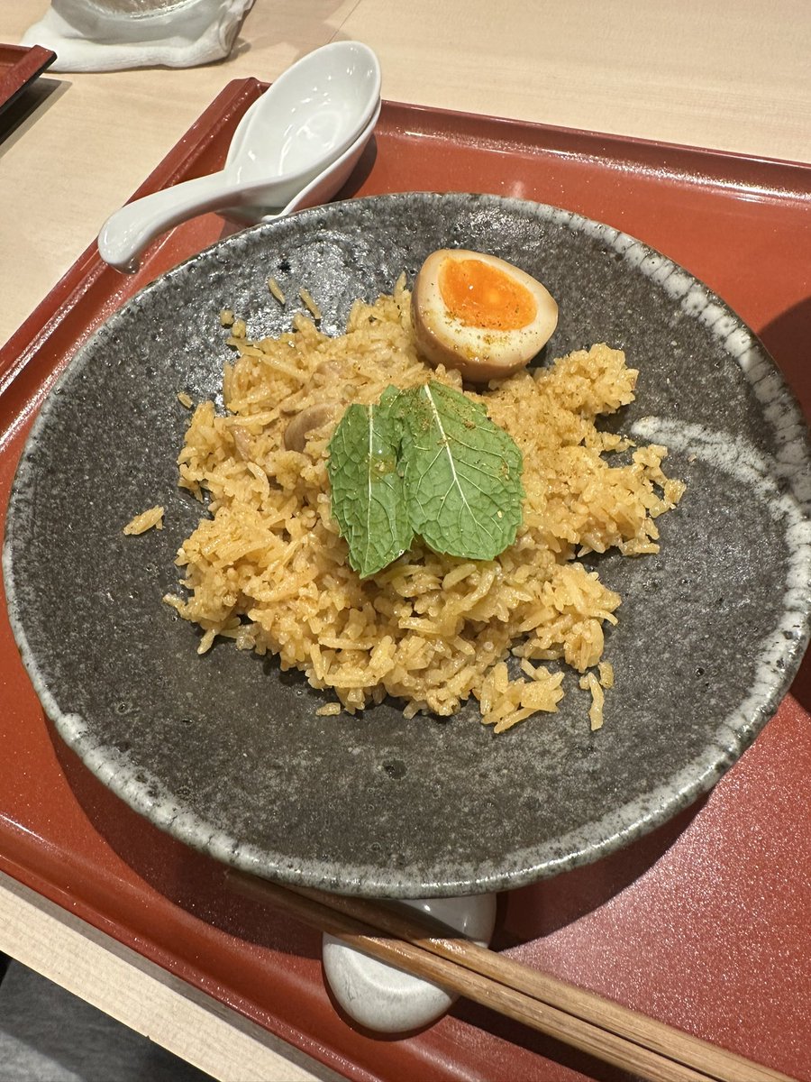 senjusan's tweet photo. 麦と麺助
シャンカラ堂×麦と麺助
限定コラボ
ロイヤル・マハラジャヌードルZ
待望の麦麺さんの夜営業へ💨
雲丹は逃したがジャンカラ堂さんとのコラボ営業へ当選し久しぶりの大阪そして麦麺さん🤭
スパイスと出汁の調和をどう表現してくれるのか楽しみにしていましたが想像の遥か上を行く見事な調和にマジでびびった😳
高坂鶏、麺助鶏、比内地鶏の旨み溢れる清湯スープに柔らかな甘海老の甘味と目の前でかけてくれるカレースパイスが織りなす絶品スープに感動すら覚えたね😌
口あたり優しく喉越し抜群の平打ち麺や数種のTP肉のクオリティは言わずもがな☺️
高坂鶏の白湯で炊いたというビリヤニそして高坂鶏の手羽先とどれをとってもスキのない極上の味わいでした😋
正直こんなに美味しいと思った
''カレーラーメン''は初めてですし概念すら変わりかねない衝撃の逸杯に最敬礼です🫡
こんなん食べれるならいつでも新幹線乗って飛んで来るのね〜😂