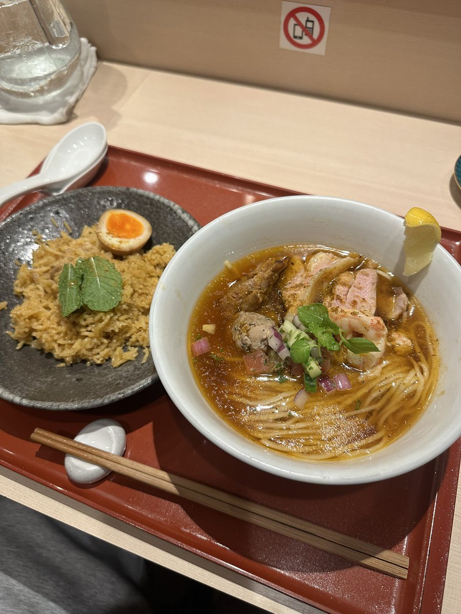 senjusan's tweet photo. 麦と麺助
シャンカラ堂×麦と麺助
限定コラボ
ロイヤル・マハラジャヌードルZ
待望の麦麺さんの夜営業へ💨
雲丹は逃したがジャンカラ堂さんとのコラボ営業へ当選し久しぶりの大阪そして麦麺さん🤭
スパイスと出汁の調和をどう表現してくれるのか楽しみにしていましたが想像の遥か上を行く見事な調和にマジでびびった😳
高坂鶏、麺助鶏、比内地鶏の旨み溢れる清湯スープに柔らかな甘海老の甘味と目の前でかけてくれるカレースパイスが織りなす絶品スープに感動すら覚えたね😌
口あたり優しく喉越し抜群の平打ち麺や数種のTP肉のクオリティは言わずもがな☺️
高坂鶏の白湯で炊いたというビリヤニそして高坂鶏の手羽先とどれをとってもスキのない極上の味わいでした😋
正直こんなに美味しいと思った
''カレーラーメン''は初めてですし概念すら変わりかねない衝撃の逸杯に最敬礼です🫡
こんなん食べれるならいつでも新幹線乗って飛んで来るのね〜😂