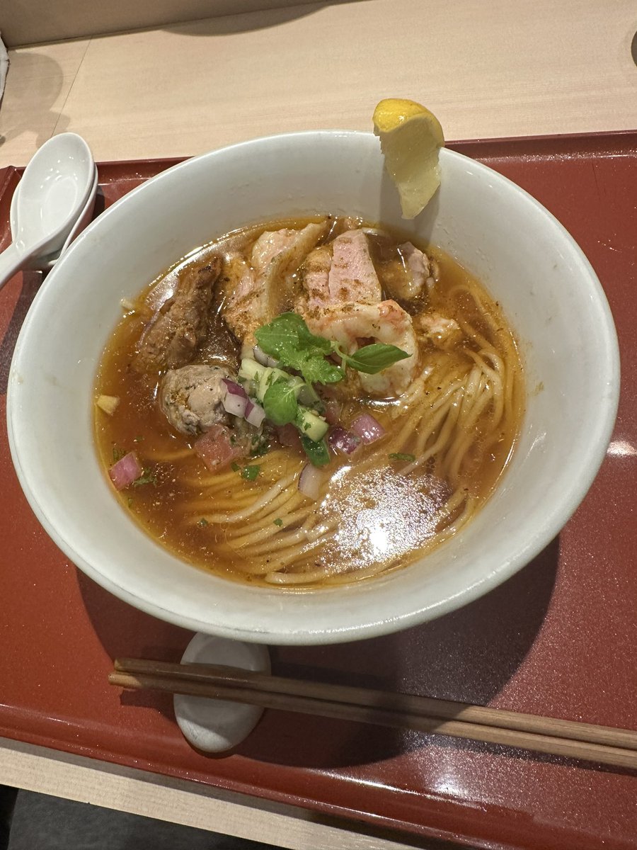 senjusan's tweet photo. 麦と麺助
シャンカラ堂×麦と麺助
限定コラボ
ロイヤル・マハラジャヌードルZ
待望の麦麺さんの夜営業へ💨
雲丹は逃したがジャンカラ堂さんとのコラボ営業へ当選し久しぶりの大阪そして麦麺さん🤭
スパイスと出汁の調和をどう表現してくれるのか楽しみにしていましたが想像の遥か上を行く見事な調和にマジでびびった😳
高坂鶏、麺助鶏、比内地鶏の旨み溢れる清湯スープに柔らかな甘海老の甘味と目の前でかけてくれるカレースパイスが織りなす絶品スープに感動すら覚えたね😌
口あたり優しく喉越し抜群の平打ち麺や数種のTP肉のクオリティは言わずもがな☺️
高坂鶏の白湯で炊いたというビリヤニそして高坂鶏の手羽先とどれをとってもスキのない極上の味わいでした😋
正直こんなに美味しいと思った
''カレーラーメン''は初めてですし概念すら変わりかねない衝撃の逸杯に最敬礼です🫡
こんなん食べれるならいつでも新幹線乗って飛んで来るのね〜😂