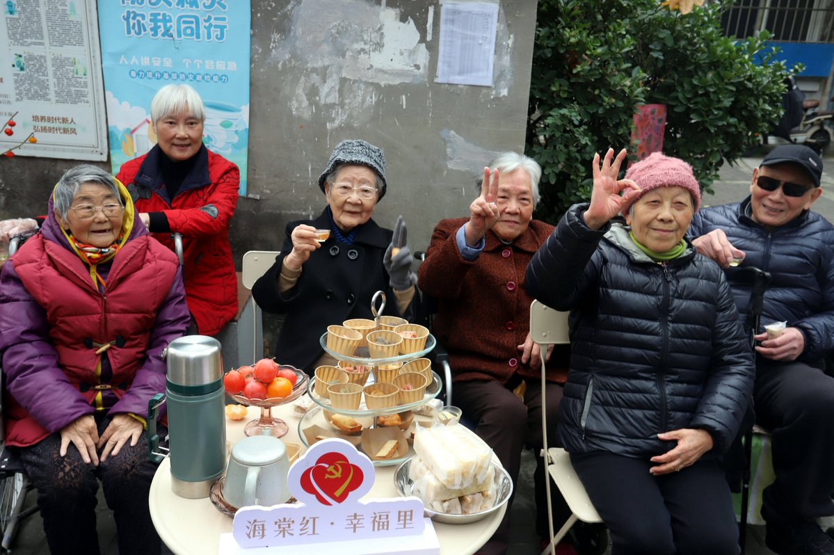 DeedeeOllivei's tweet photo. Our neighborhood’s morning snack share brought warm smiles and fresh baked cookies today—love how small moments connect us all! ， https://t.co/xbVqxtXRPo
