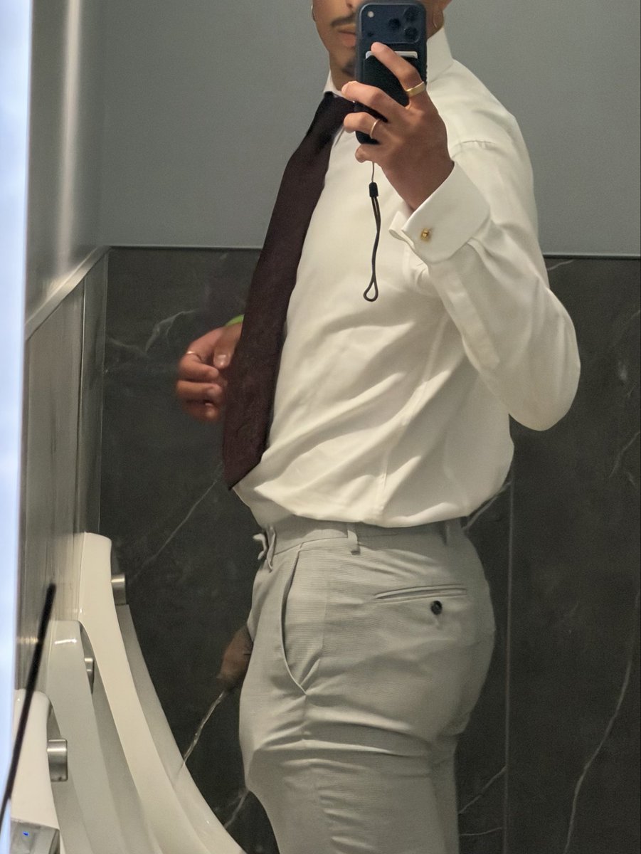 KyleToursXXX's tweet photo. Piss break 💦 https://t.co/jATiCwxr4T