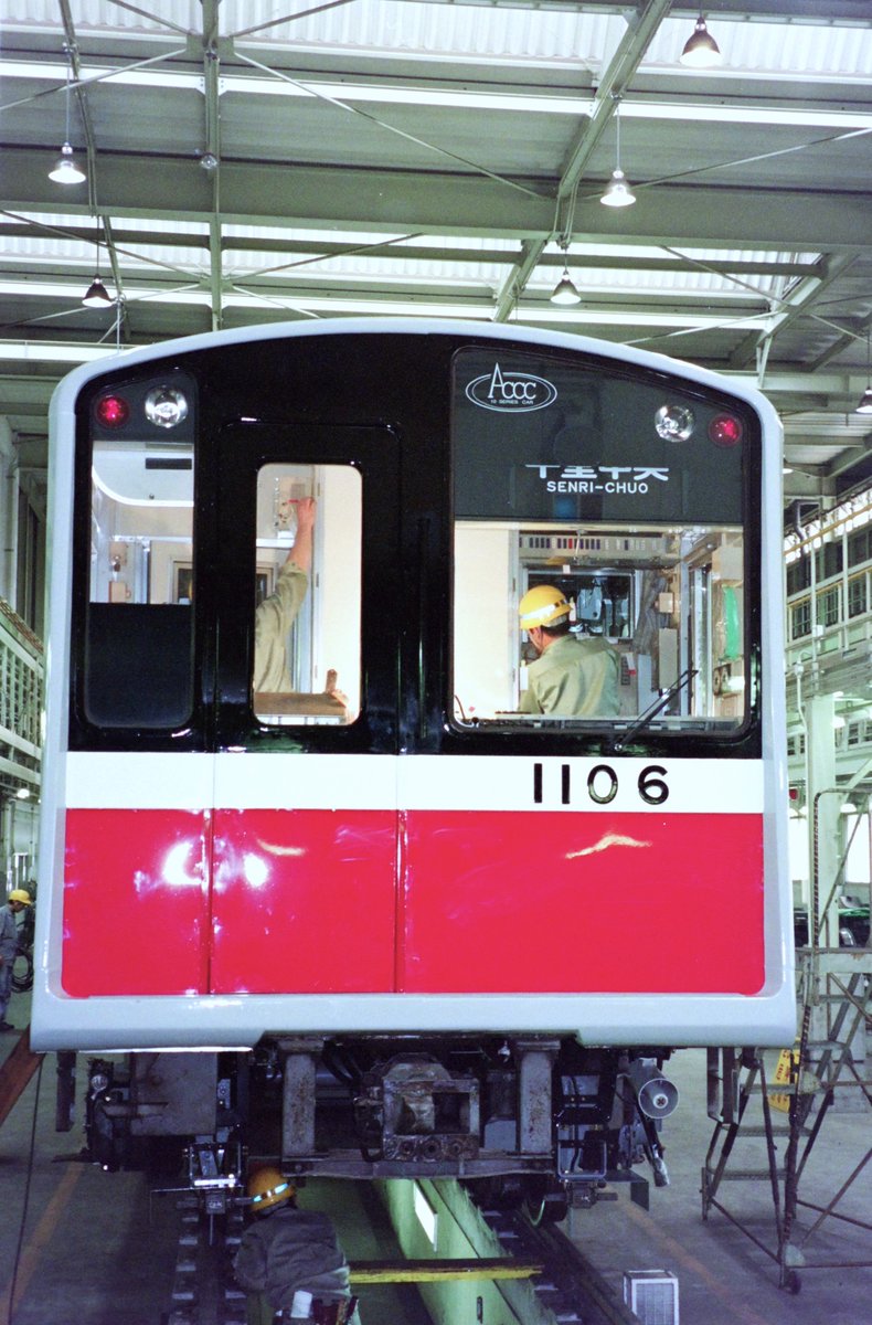 takamatsubus's tweet photo. 大阪市営地下鉄10系の未更新車と更新車　はっきりいって原型のほうが好きです。窓が小さくなったよう見えるのも一因かと思います。1106は更新第1号です。 https://t.co/f9w0j6n8tu