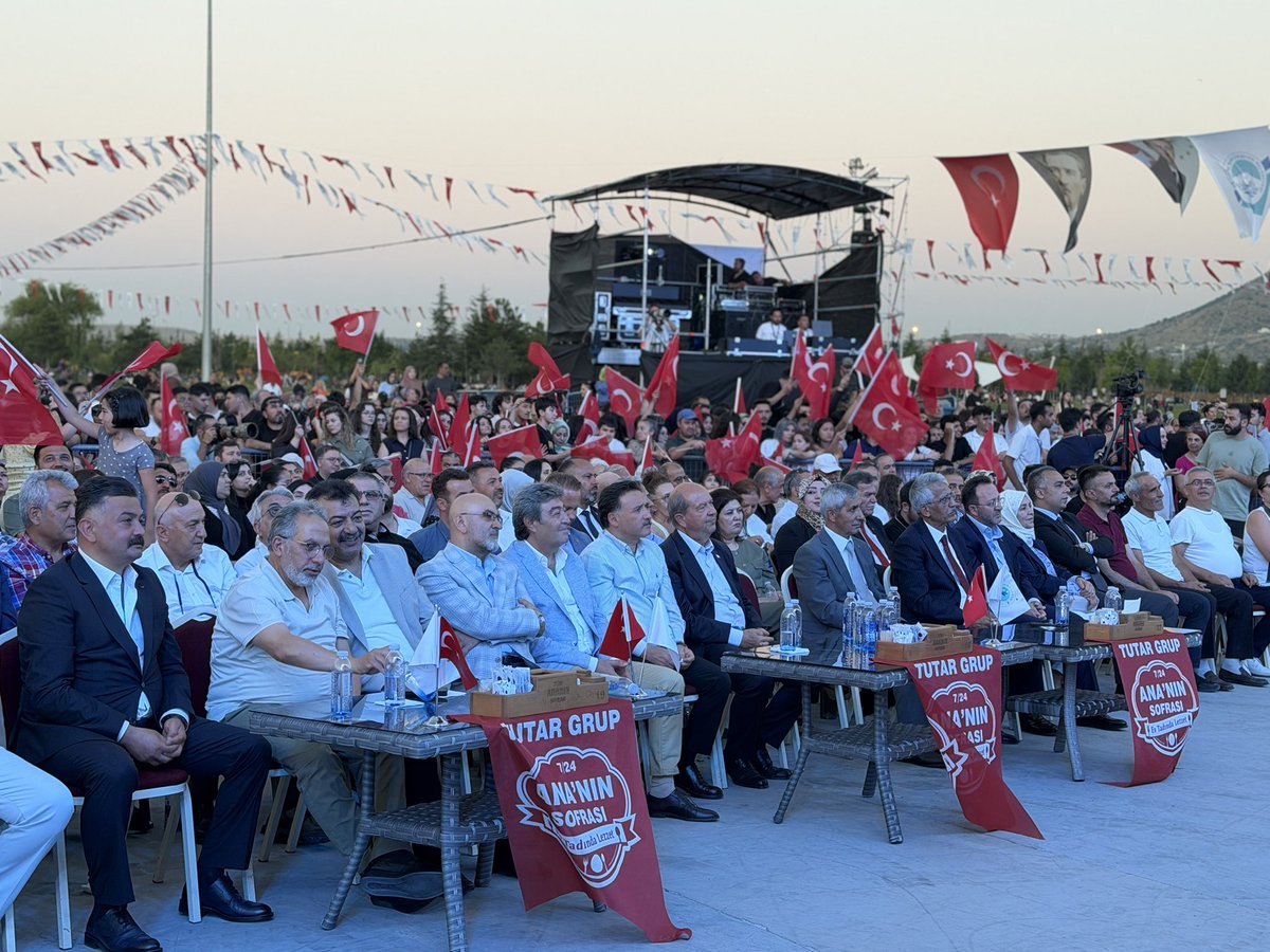 DursunATAS38's tweet photo. Dadaloğlu Eğitim, Kültür, Sosyal Yardımlaşma ve Dayanışma Derneği tarafından düzenlenen Avşar Kültür ve Sanat Şenliğindeyiz…

“Dadaloğlu der ki belim bükülür,
Gözümün gevheri yere dökülür,
Yalnız taştan duvar olmaz yıkılır,
Koç yiğite emmi dayı il gerek…”

Sırtını Toroslar’a dayayıp göğsünü haksızlığa siper eden, alnı Erciyes kadar ak olan Dadaloğlu’nun dik duruşunu, diz çökmeyen asaletini genlerinde taşıyan Avşar emmilerim, dayılarım birliğimiz daim, şenliğimiz hayırlı uğurlu olsun.