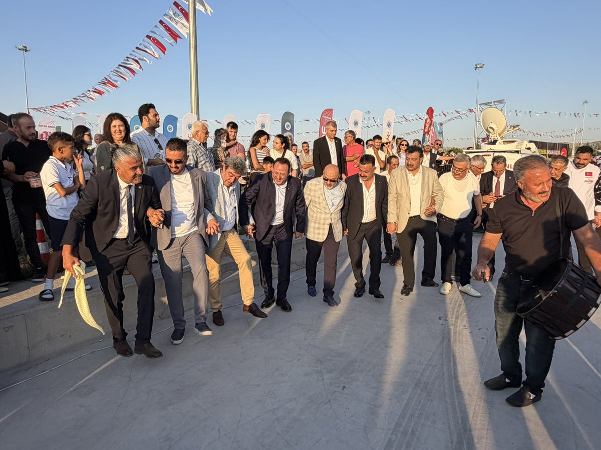 DursunATAS38's tweet photo. Dadaloğlu Eğitim, Kültür, Sosyal Yardımlaşma ve Dayanışma Derneği tarafından düzenlenen Avşar Kültür ve Sanat Şenliğindeyiz…

“Dadaloğlu der ki belim bükülür,
Gözümün gevheri yere dökülür,
Yalnız taştan duvar olmaz yıkılır,
Koç yiğite emmi dayı il gerek…”

Sırtını Toroslar’a dayayıp göğsünü haksızlığa siper eden, alnı Erciyes kadar ak olan Dadaloğlu’nun dik duruşunu, diz çökmeyen asaletini genlerinde taşıyan Avşar emmilerim, dayılarım birliğimiz daim, şenliğimiz hayırlı uğurlu olsun.