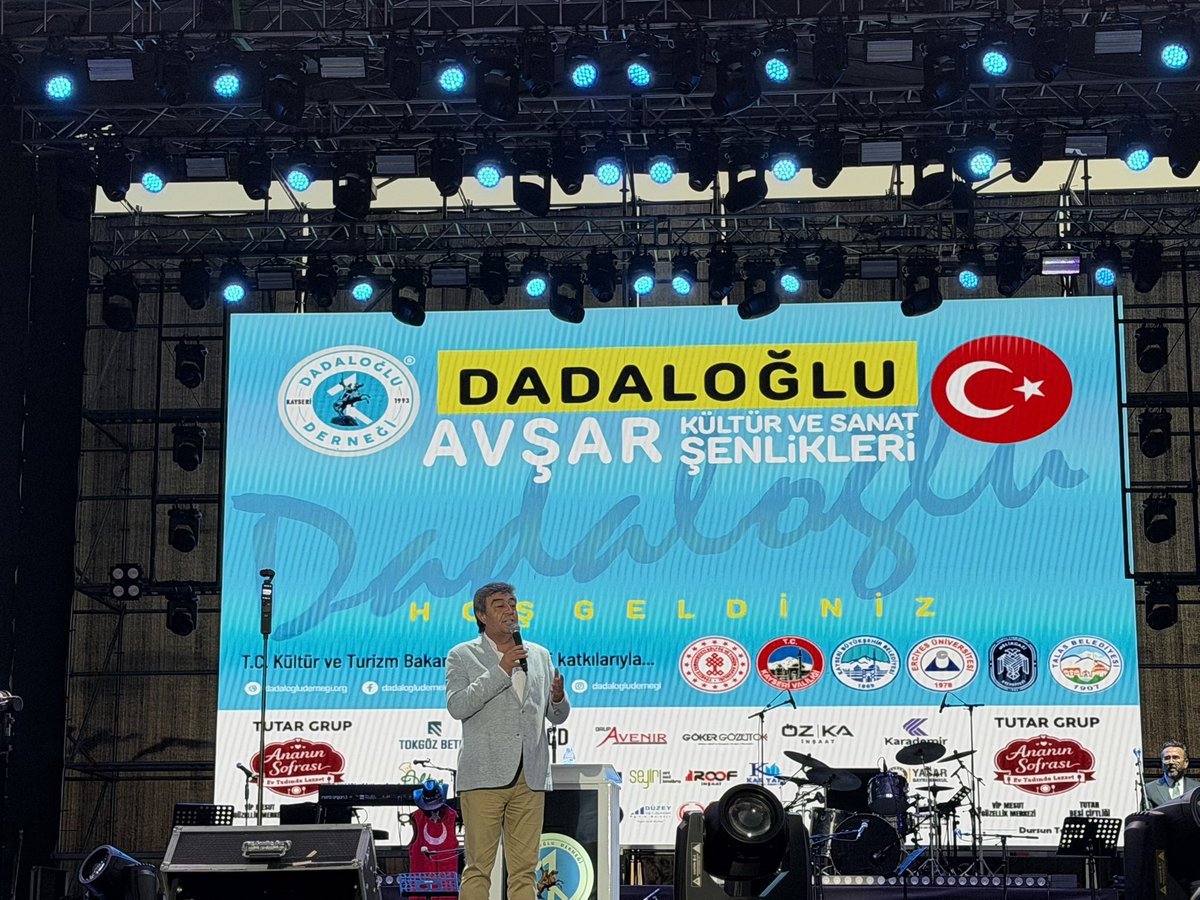 DursunATAS38's tweet photo. Dadaloğlu Eğitim, Kültür, Sosyal Yardımlaşma ve Dayanışma Derneği tarafından düzenlenen Avşar Kültür ve Sanat Şenliğindeyiz…

“Dadaloğlu der ki belim bükülür,
Gözümün gevheri yere dökülür,
Yalnız taştan duvar olmaz yıkılır,
Koç yiğite emmi dayı il gerek…”

Sırtını Toroslar’a dayayıp göğsünü haksızlığa siper eden, alnı Erciyes kadar ak olan Dadaloğlu’nun dik duruşunu, diz çökmeyen asaletini genlerinde taşıyan Avşar emmilerim, dayılarım birliğimiz daim, şenliğimiz hayırlı uğurlu olsun.