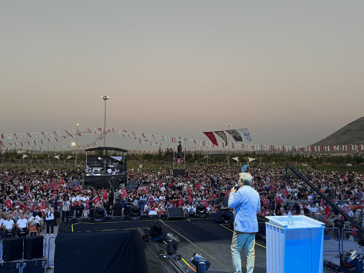 DursunATAS38's tweet photo. Dadaloğlu Eğitim, Kültür, Sosyal Yardımlaşma ve Dayanışma Derneği tarafından düzenlenen Avşar Kültür ve Sanat Şenliğindeyiz…

“Dadaloğlu der ki belim bükülür,
Gözümün gevheri yere dökülür,
Yalnız taştan duvar olmaz yıkılır,
Koç yiğite emmi dayı il gerek…”

Sırtını Toroslar’a dayayıp göğsünü haksızlığa siper eden, alnı Erciyes kadar ak olan Dadaloğlu’nun dik duruşunu, diz çökmeyen asaletini genlerinde taşıyan Avşar emmilerim, dayılarım birliğimiz daim, şenliğimiz hayırlı uğurlu olsun.