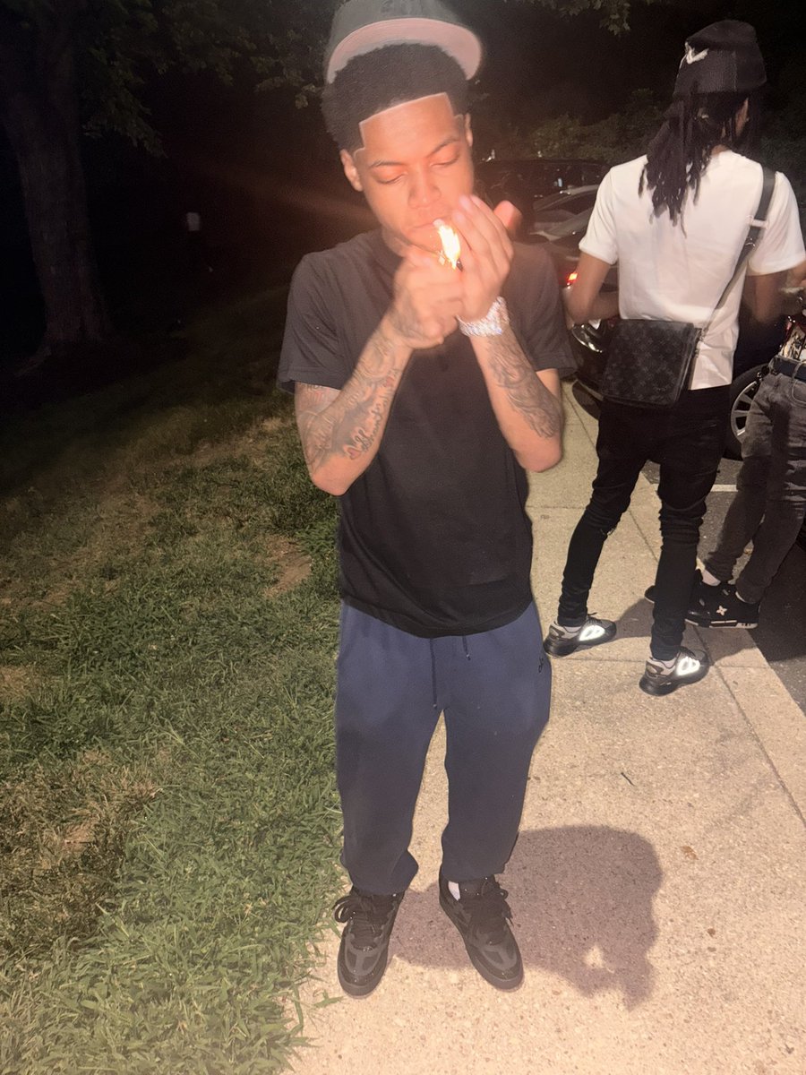 darealtaeact's tweet photo. Ik y u hate me https://t.co/iiy5nbf1An