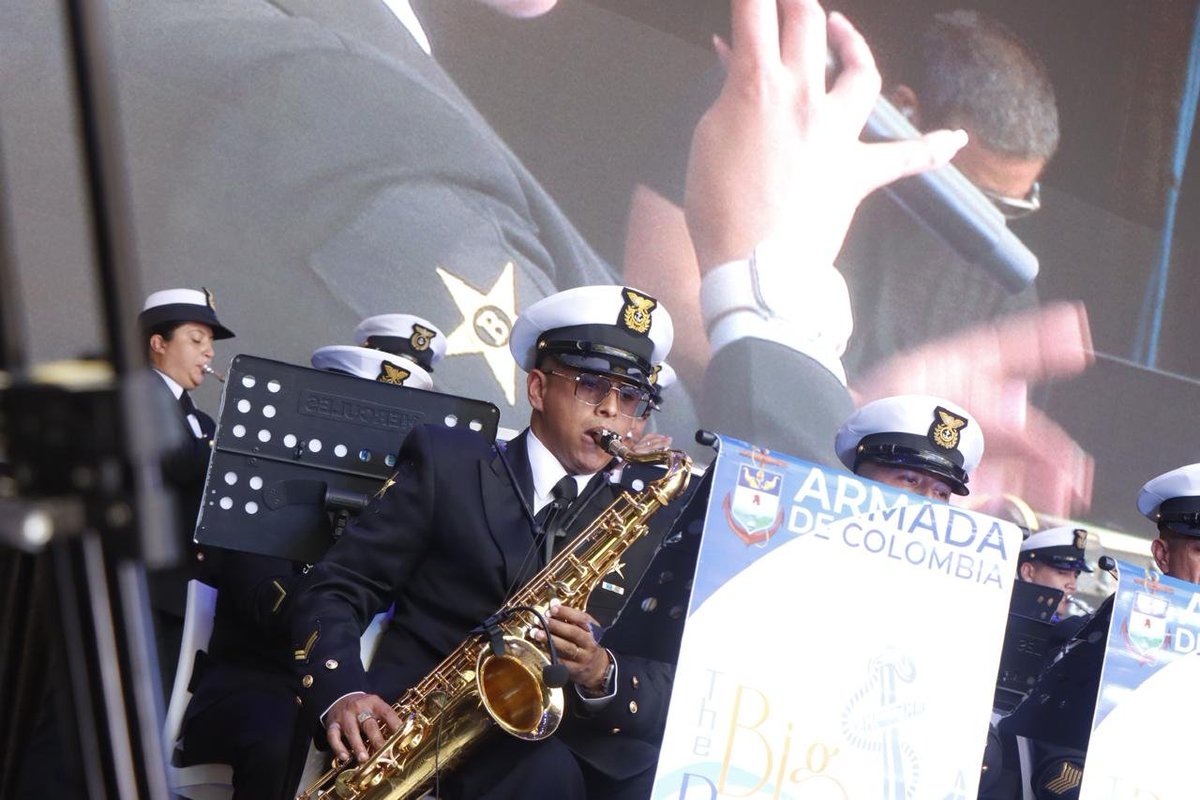 FNDCol's tweet photo. 🎷🇨🇴 El Parque de la 93 bailó al ritmo de la Big Band de la @ArmadaColombia, que puso a cantar y disfrutar a los asistentes con un repertorio lleno de energía y talento en la Feria #ColombiaSonLasRegiones. https://t.co/7Baq5GRDx9