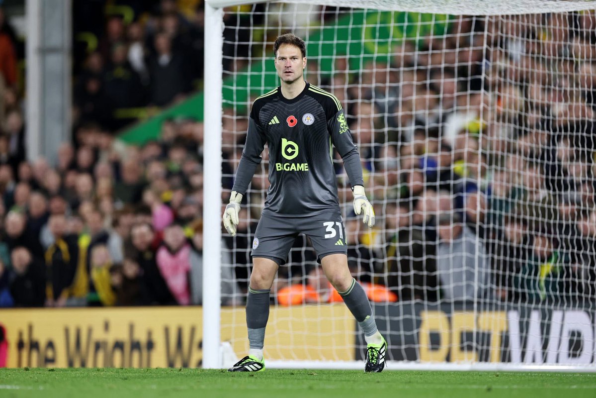 insidebl6's tweet photo. 🚨 Bolton Wanderers have been linked with experienced goalkeeper Asmir Begović. 🧤

The 39-year-old has made 459 senior club appearances, playing in the Premier League, Championship, Serie A and European competitions, while earning over 60 international caps for Bosnia & Herzegovina. 

While his best years are behind him, Begović would add leadership, experience and competition between the posts if a deal materialises.

What do you make of the link, Whites? ⬇️ #BWFC