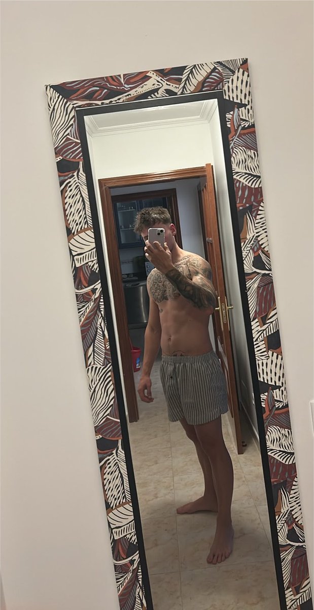 AlphaOteroo's tweet photo. Con o sin camiseta perro? 👊🖕🏼

Shirt on or off, dog?🖕🏼👊

#footfetısh #FeetTwitter #FootFetish
#Feet #FootContent
#FeetPics #FootModel #PrettyFeet #PerfectFeet #Soles #BareFeet https://t.co/wvkEbqKUa3