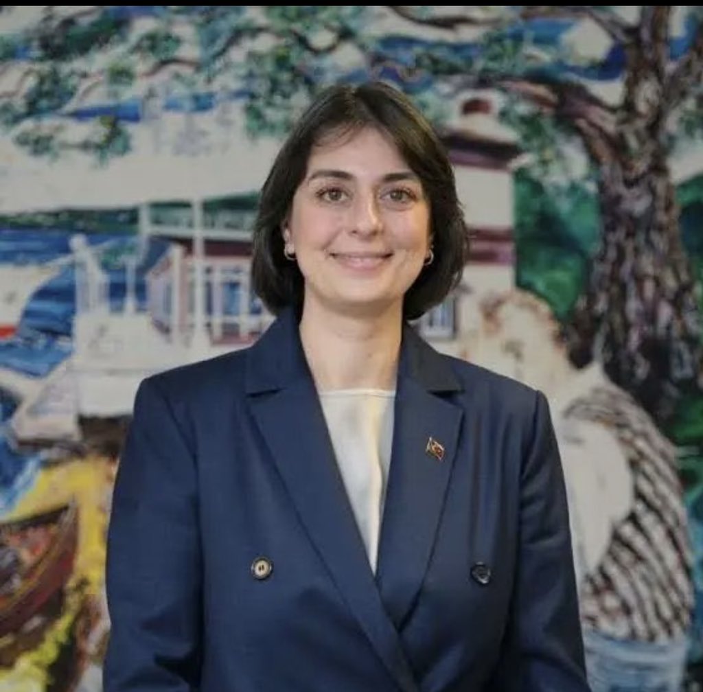 leriskra's tweet photo. Kuyu tipi cezaevi; 15 metrelik duvarların arasında, gökyüzünün bile tel örgülerle sınırlandığı, insanın adeta bir kuyunun dibinde tek başına bırakıldığı mutlak tecrit yeridir.

Şimdi vicdana soralım: Hakkında kesinleşmiş hüküm bulunmayan, halkın oylarıyla seçilmiş bir belediye başkanını böyle bir hücreye koymayı hangi hukuk, hangi vicdan açıklayabilir?

Bir insanı sadece özgürlüğünden değil, gökyüzünden ve insandan da mahrum bırakmak, adalet değil; vicdanları yaralayan ağır bir tecrittir. @sdedetas @uskudarbld @yenipartiyiz