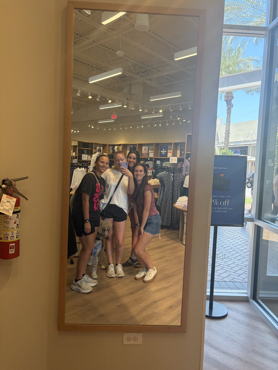 havanajdavison's tweet photo. It’s a bittersweet day as I officially say goodbye to my OG HL team and meet the newbies. 🥹❤️ 

I’m endlessly grateful for my HL Hotties and the time I got to call them my teammates. You all made this experience unforgettable and now I have plenty of reasons to visit Phoenix and Mississippi. 

But Heartland has so much to celebrate as this new team comes together in PHX! I’m so thankful to work alongside such incredible people and to be part of Team America! 🇺🇸 

I can’t wait to celebrate new wins, make new memories, and build new friendships with Team Heartland. Here’s to an exciting new school year and day zero of new hire training! 🥳