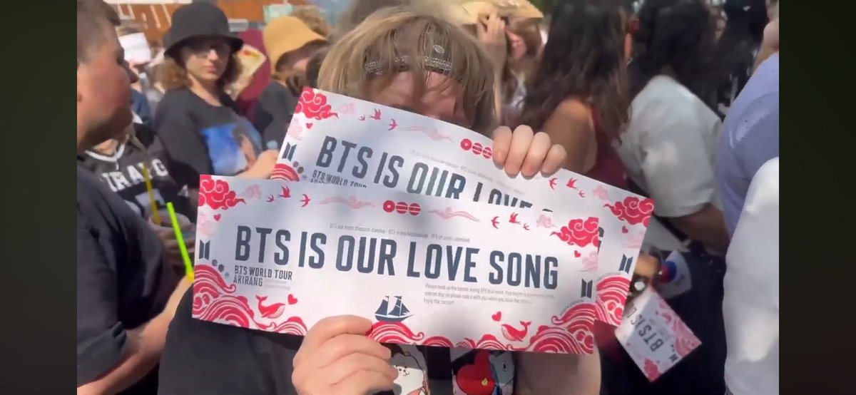 retrohuskii's tweet photo. a STAY and her ARMY sister walk into a BTS concert.....

full vlog up on YouTube now :>

https://t.co/UpJiZk3XNS https://t.co/9kQjUfrZH8