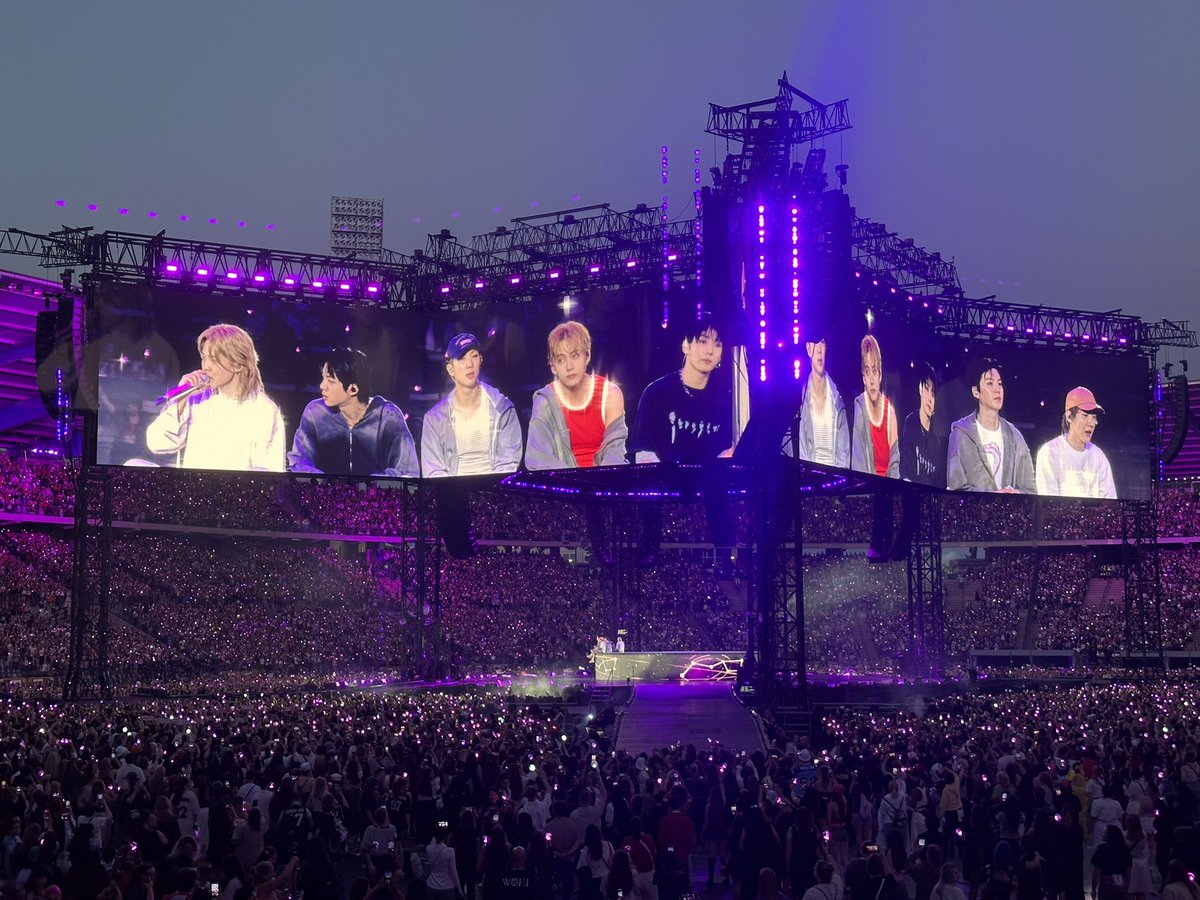 retrohuskii's tweet photo. a STAY and her ARMY sister walk into a BTS concert.....

full vlog up on YouTube now :>

https://t.co/UpJiZk3XNS https://t.co/9kQjUfrZH8