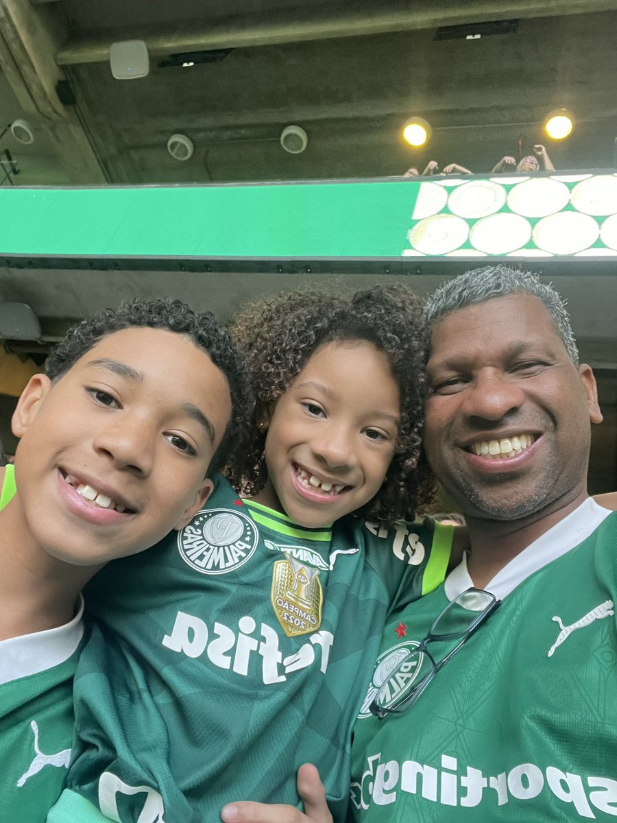 ElitonJones's tweet photo. Eu queria que todos os torcedores pudessem viver isso, independente do time que torcem. Sonhei isso na minha juventude e hoje com quase 50 anos vivo este ápice.
Deus foi generoso demais comigo.
Vivam a paixão do teu time com seus filhos, afirmo que é algo surreal e todos merecem! https://t.co/pG4dzh4ifG