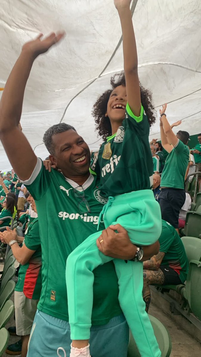 ElitonJones's tweet photo. Eu queria que todos os torcedores pudessem viver isso, independente do time que torcem. Sonhei isso na minha juventude e hoje com quase 50 anos vivo este ápice.
Deus foi generoso demais comigo.
Vivam a paixão do teu time com seus filhos, afirmo que é algo surreal e todos merecem! https://t.co/pG4dzh4ifG