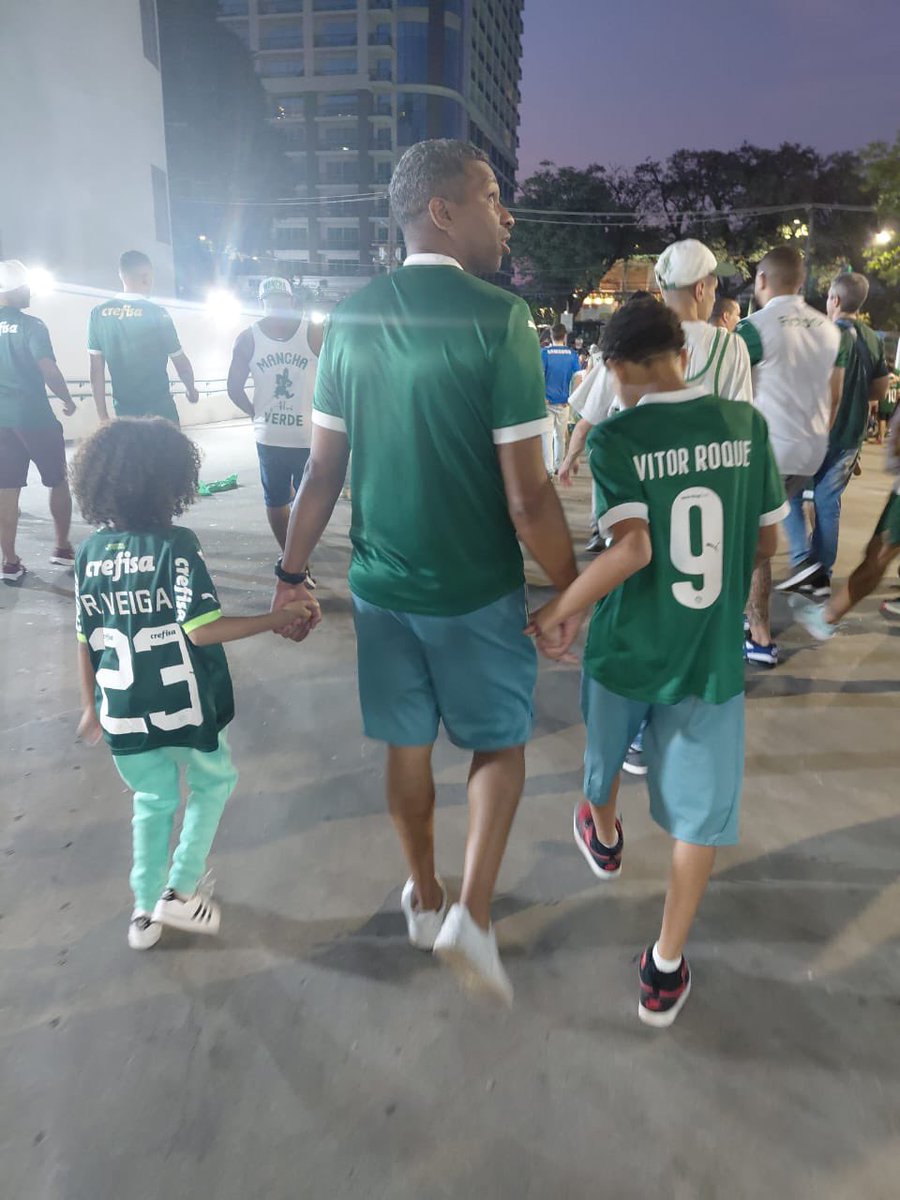 ElitonJones's tweet photo. Eu queria que todos os torcedores pudessem viver isso, independente do time que torcem. Sonhei isso na minha juventude e hoje com quase 50 anos vivo este ápice.
Deus foi generoso demais comigo.
Vivam a paixão do teu time com seus filhos, afirmo que é algo surreal e todos merecem! https://t.co/pG4dzh4ifG