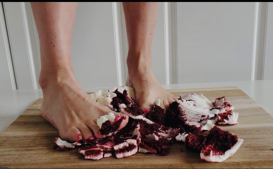 bare_foot_baker's tweet photo. The full red velvet crush is live! Watch my soles and toes make a mess.💦👣🍰
Sink your eyes into the mess now—link in replies! 🍰🔥 #messy #feetfinder #cakesmash #thebarefootbaker_ottawa https://t.co/t3p8Yca2Js