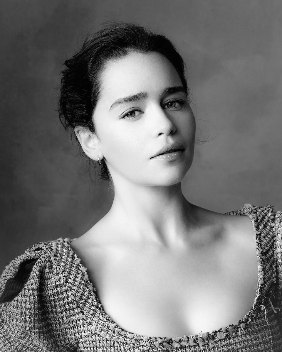 JonnyLeTran5's tweet photo. Blessing your timeline with Emilia Clarke 😍 #EmiliaClarke #GameOfThrones #LastChristmas #MeBeforeYou #TerminatorGenisys #SecretInvasion #SoloAStarWarsStory #ThePodGeneration #AboveSuspicion #VoicefromtheStone #SpikeIsland #MurderManual #TriassicAttack #beautiful https://t.co/S6zIOiyBi8