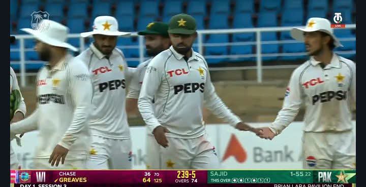 Daniyalazam567's tweet photo. 🏏 🅢🅣🅤🅜🅟🅢 | 𝐃𝐀𝐘 𝟏
🏝️ 𝗪𝗲𝘀𝘁 𝗜𝗻𝗱𝗶𝗲𝘀: 239/5
•74 ᴏᴠᴇʀs
➦ GREAVES: 64 (125)*
➥ CHASE: 36 (70)*
➣ P'ship 66 (140)
West Indies end Day 1 on 239/5.
#WIvPAK https://t.co/0JpFliPMUr