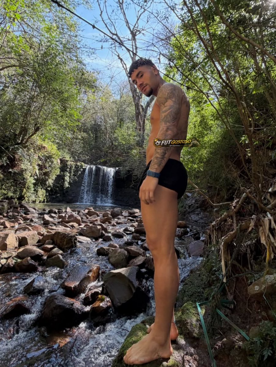 futgostoso's tweet photo. esse puto não perde uma oportunidade de mostrar o volume da pica como pode 🤤🥵 foi pro mato e quase mostrou a cobra https://t.co/C7G3jL8MJO