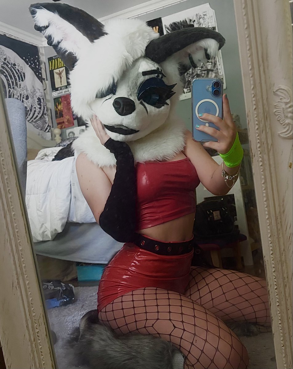 indiearctics's tweet photo. some roxanne cosplay pics from comic con this year! 

#furrygirl #furry #fursona #fursuit #furryfandom #cosplah #roxannewolf https://t.co/lby7B2UmbA
