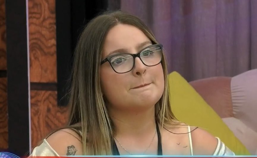 samoraaa_'s tweet photo. Sara para Raquel “Tem a mania que é melhor que os outros, podes ser sim bonita mas não é ser só bonita por fora mas tens que ser por dentro , e nisso eu ganho-te”  👑 #bbtvi https://t.co/2welqFHuDQ
