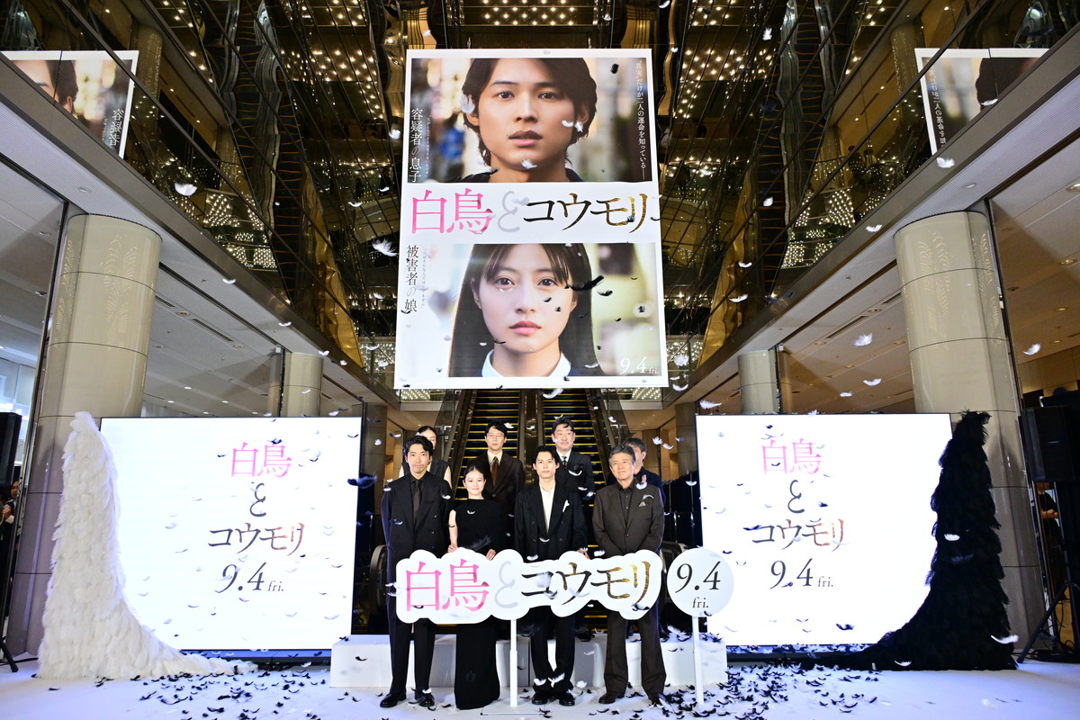 eigajoho's tweet photo. 『#白鳥とコウモリ』完成披露試写会　
登壇：#松村北斗、#今田美桜、#柄本佑、#前原滉、#中村芝翫、#井川遥　#三浦友和、#岸善幸監督　 
https://t.co/MWma8su7te https://t.co/R0E9V2PmuN