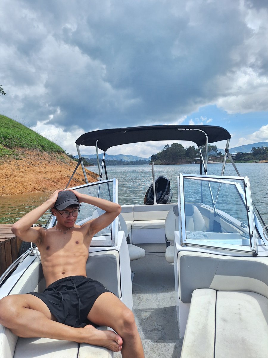 pineda28337's tweet photo. Foticos de Guatape 

#gay #Medellín https://t.co/cNodw7q4C6