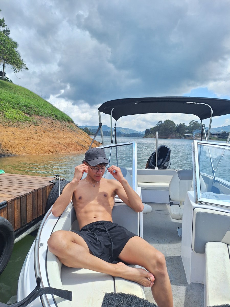 pineda28337's tweet photo. Foticos de Guatape 

#gay #Medellín https://t.co/cNodw7q4C6