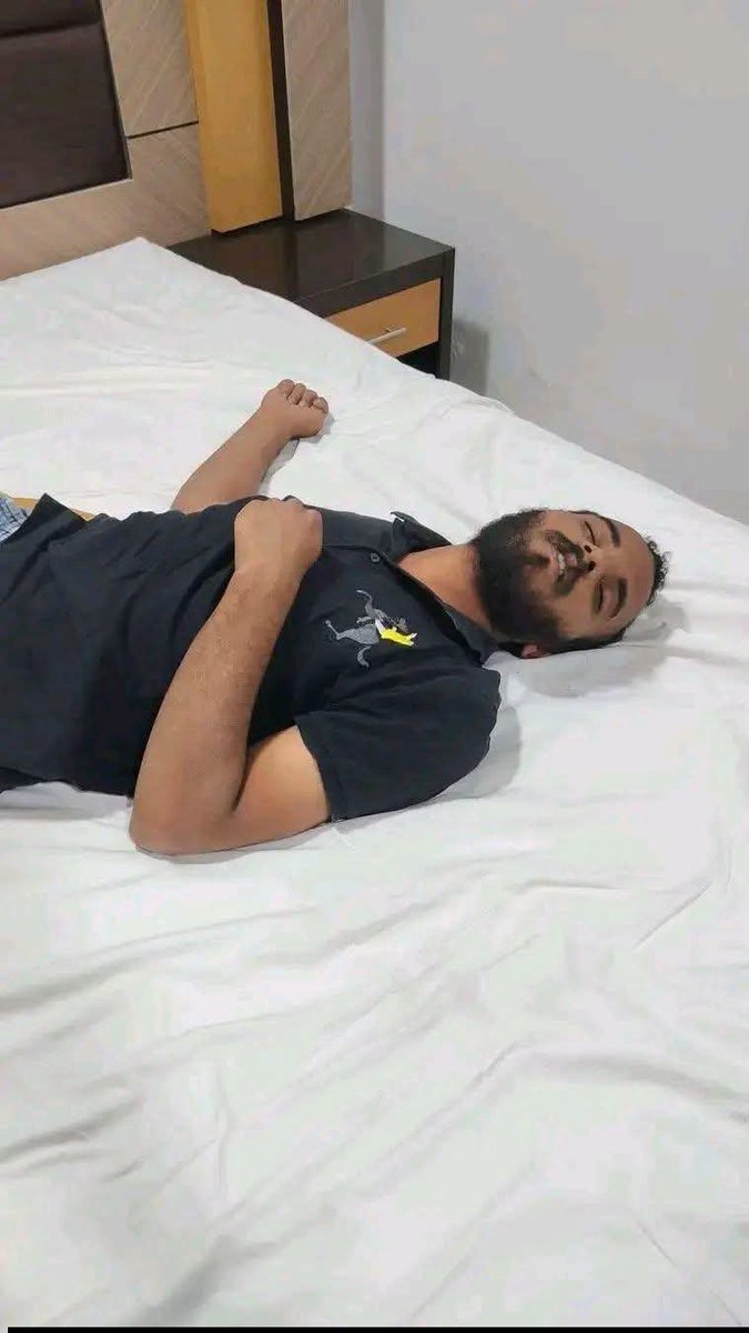wasem_sad22's tweet photo. هذا الذي في الصورة الأخ علي صالح حسن المنتصر مواطن يمني مغترب في #السعودية تعرض لعدة صدمات نفسية خلال فترة قصيرة
قبل فترة قتل ثلاثة من إخوانه وقبل أربعة أيام توفي والده وكانت صدمة وفاة والده أقوى من أن يتحملها حتى دخل في حالة نفسية حرجة وأصبح في وضع صعب جداً

وللأسف بحسب ما أفاد به البعض أنه لم يتمكن من دخول المستشفى بسبب انتهاء إقامته ولا يزال حتى هذه اللحظة في أحد فنادق حي العزيزية بمدينة #الرياض واليوم هو اليوم الرابع وحالته تزداد سوءاً ولم يعد يأكل أو يشرب

يا أهل #الرياض ... يا أهل #اليمن ... يا أهل الخير... إذا كان هناك من يستطيع مساعدته أو التوسط لإدخاله المستشفى أو إيصال حالته إلى الجهات المختصة فلا تترددوا فربما تكون سبباً في إنقاذ حياة إنسان

نسأل الله العظيم رب العرش العظيم أن يشفيه شفاءً عاجلًا وأن يربط على قلبه ويرحم والده ويجزي كل من يقف معه خير الجزاء

لا تتجاوز هذا المنشور بصمت شاركه فلعل وصوله إلى الشخص المناسب يكون سبباً في إنقاذ حياته بإذن الله