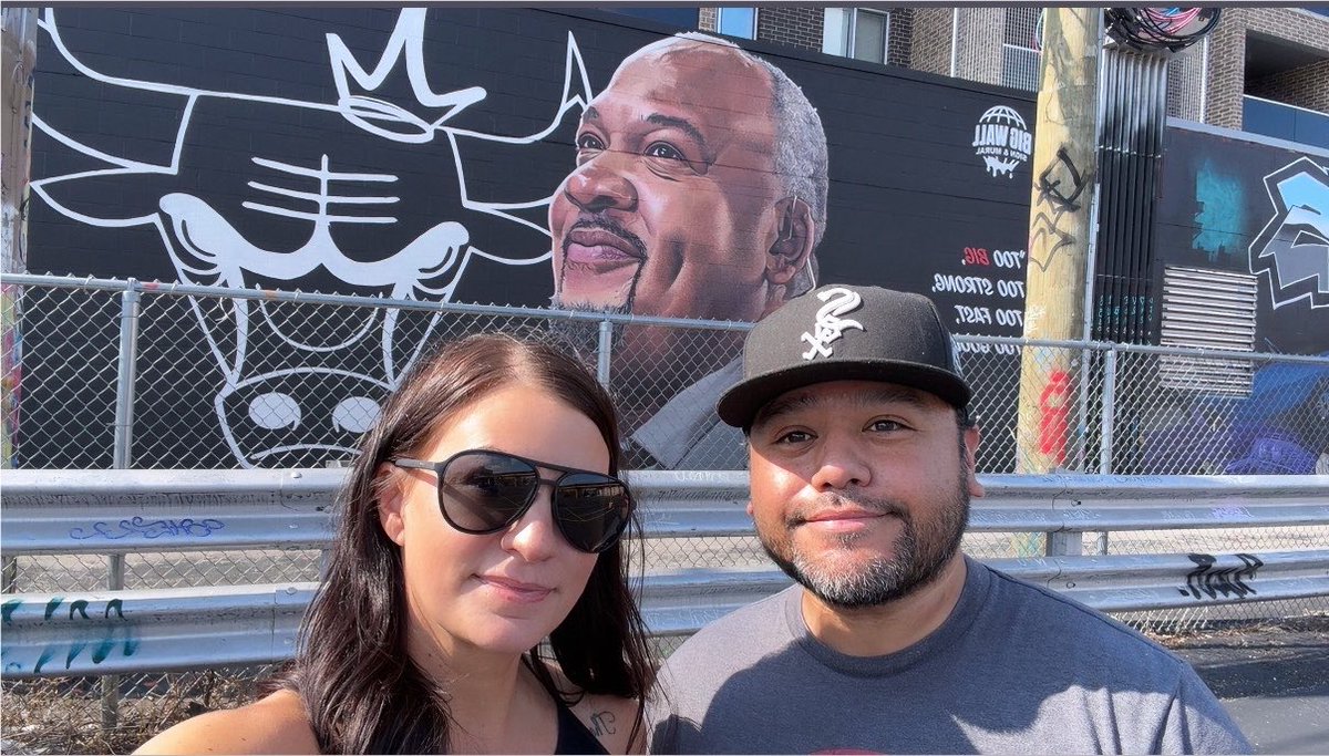 Dice_Says's tweet photo. Told him I would only go to the Supreme store if he took me to see the @Stacey21King mural. 🤝

This was truly so well done. Almost looks like a photograph more than a painting. 

RIP to an absolute Chicago legend. 🫶 https://t.co/KC3UaTvDxX