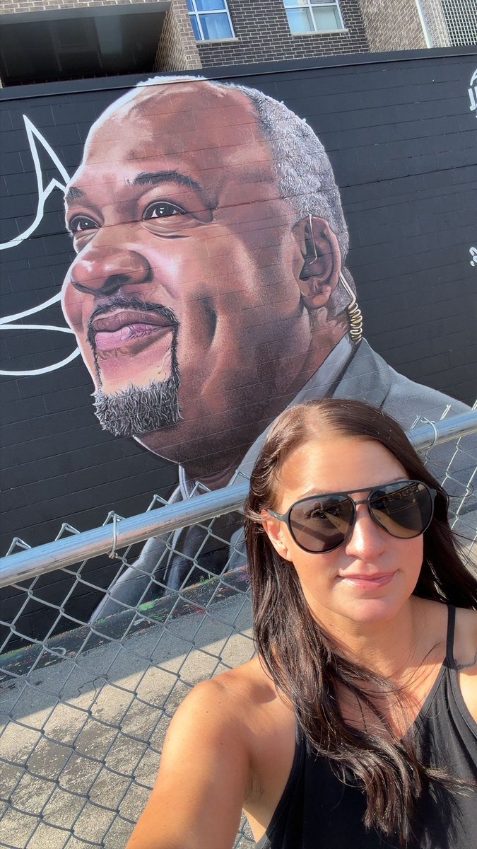 Dice_Says's tweet photo. Told him I would only go to the Supreme store if he took me to see the @Stacey21King mural. 🤝

This was truly so well done. Almost looks like a photograph more than a painting. 

RIP to an absolute Chicago legend. 🫶 https://t.co/KC3UaTvDxX