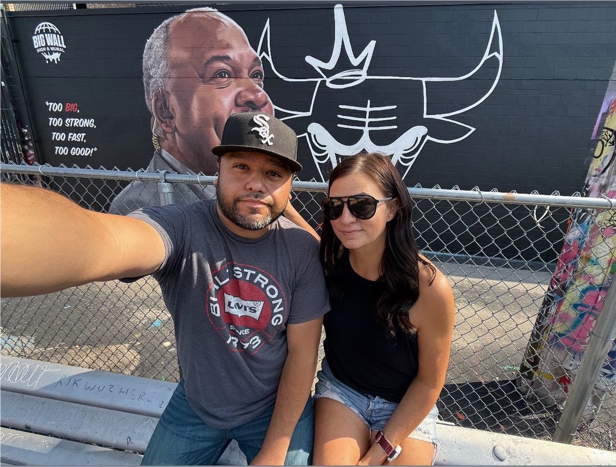 Dice_Says's tweet photo. Told him I would only go to the Supreme store if he took me to see the @Stacey21King mural. 🤝

This was truly so well done. Almost looks like a photograph more than a painting. 

RIP to an absolute Chicago legend. 🫶 https://t.co/KC3UaTvDxX