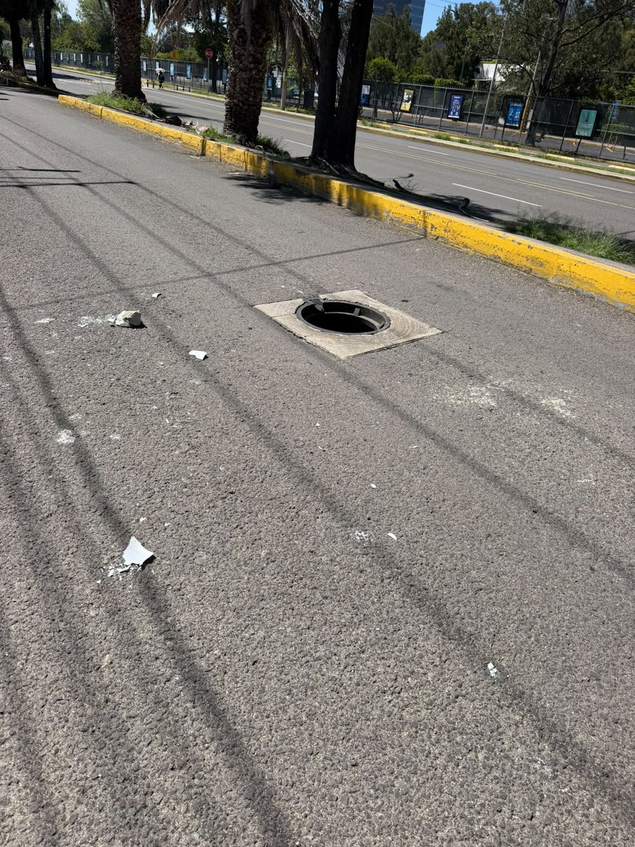 CaroBeauregard's tweet photo. Así la #LaCapitalImparable que NO puede ni con los baches y las coladeras pero ya anda soñando con la reelección.

Hoy sobre Av. San Claudio Y Prolongación 14 sur; un verdadero peligro.

Morena es un peligro para Puebla. https://t.co/kMgtrNCw4L