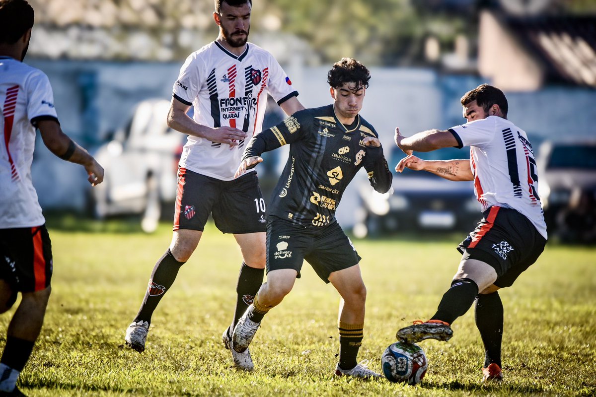 intersmoficial's tweet photo. 🔴⚪️ Os Guris da Baixada estiveram em Quaraí neste domingo para enfrentar o GE Universal, no Estádio Aluísio Falcão.

O Inter SM acabou sendo superado por 1 a 0, em um confronto que serviu para dar ritmo de jogo ao elenco antes do início da Copa Serrana Sub-19.

📸 Renata Medina https://t.co/EyurwTrB5n