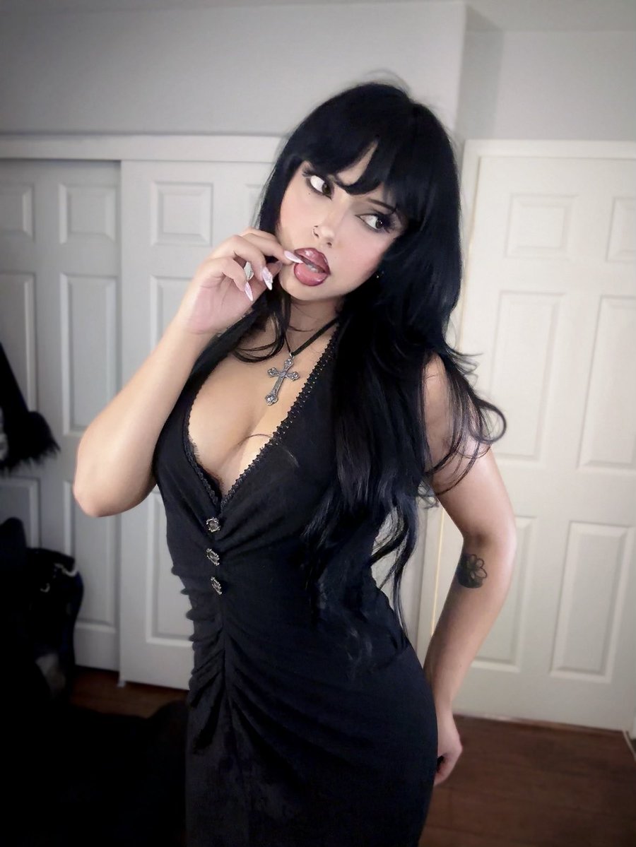 vampirrria's tweet photo. Me before i bite u https://t.co/Saocid7SuL