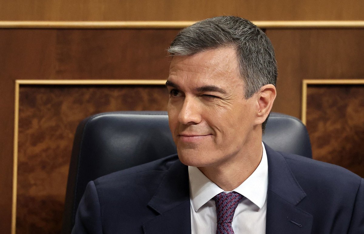 tino_guzman's tweet photo. Fueron a Ceuta buscando el caos. Se encontraron a los ceutíes pidiendo convivencia. Qué mala tarde para los agitadores. Gracias, Pedro Sánchez. I love @sanchezcastejon ❤️🌹 https://t.co/E5AHjKw7dE